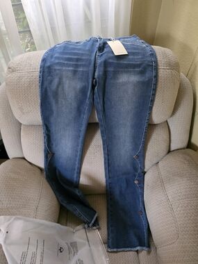 Women’s Straight Leg Button-Accent Jeans - Blue